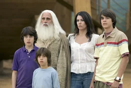 Der Auftrag, eine Arche zu bauen, wirbelt Evans (Steve Carell, hinten l.) Familienalltag (v.l.n.r.: Graham Phillips, Jimmy Bennett, Lauren Graham, Johnny Simmons) geh&ouml;rig durcheinander - vom biblischen Bart f&uuml;r den richtigen Noah-Look bis hin zu den tausenden Tierp&auml;rchen - doch wie hei&szlig;t es so sch&ouml;n: Gottes Wege sind unergr&uuml;ndlich ...