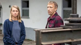 Anni Sulmtaler (Anna Unterberger) befragt Andreas Fischer (David Wendefilm), den Ex-Mann der Ermordeten.