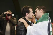 Im Freudentraumel über seinen Profivertrag beschließt Joscha (Carlo Degen, r.) impulsiv, seine Liebe zu Kai (Alexander Gier) nicht mehr zu verheimlichen...