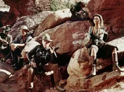 Endlich gelingt es Dolworth (Burt Lancaster, 2.v.l.), Fardan (Lee Marvin, 2.v.r.) und Jake (Woody Strode, l.) Maria (Claudia Cardinale, r.) aus der Hand des Entf&uuml;hrers zu befreien, doch diese denkt gar nicht daran, zu ihrem reichen Ehemann zur&uuml;ckzukehren. Ihr gef&auml;llt das Leben als Gangsterbraut ...