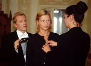 Tina (Simone Thomalla, re.) und Wolfgang (Dirc Simpson) weisen Anna (Doreen Jacobi) in ihre "Arbeit" ein. Sie wird als maskierte Liebesdienerin M&auml;nnern ihre geheimsten W&uuml;nsche erf&uuml;llen.