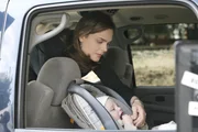 Brennan (Emily Deschanel) nimmt sich des Babys an, das bei dem Unfall aus dem Wagen geschleudert wurde. Mit Hilfe des Kindes wollen sie und Booth nach dem Mörder der verunglückten Frau suchen. Brennan (Emily Deschanel) nimmt sich des Babys an, das bei dem Unfall aus dem Wagen geschleudert wurde. Mit Hilfe des Kindes wollen sie und Booth nach dem Mörder der verunglückten Frau suchen.