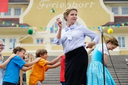 Frau Muthesius (Margarita Broich) feiert mit den Kindern das Abschiedsfest vom Sommercamp.