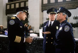 Zuerst von links: Lassard (George Gaynes)