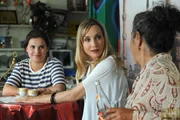 Jana war am Stammtisch im Brunnerwirt und erzählt nun Charlie davon. Von links: Charlie (Marie-Claire Schuller) und Jana Keller (Isabella Hübner) und Ayse (Sebahat Ünal). Jana war am Stammtisch im Brunnerwirt und erzählt nun Charlie davon. Von links: Charlie (Marie-Claire Schuller) und Jana Keller (Isabella Hübner) und Ayse (Sebahat Ünal).