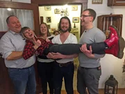 V.l.: Torben, Christiane, Stefan und Jonas tragen Gastgeberin Madlen zu Tisch!