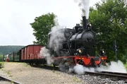 Erster August 2021: zum ersten Mal verlässt der Dampfzug die bisherige Endhaltestelle Sägmühle in Richtung Katzenstein