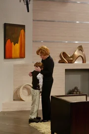 Bald muss Alan einsehen, dass seine Mutter Evelyn (Holland Taylor, r.) die gleichen Erziehungsfehler bei Jake (Angus T. Jones, l.) macht, die sie bereits bei ihm und seinem Bruder verbrochen hat ...