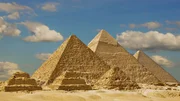 Die Pyramiden von Gizeh erzählen noch heute von der Zeit des Alten Reiches, das um 2.200 vor Christus zerfiel. Danach wurden nie wieder so imposante Pyramiden erbaut.