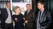 Bonhoff (Wolfgang Krewe, r.) und Kehler (Wolfgang Bathke, 2.v.r.) versuchen von der Frau des Ermordeten, Eva Moser (Angelika Bartsch), und dem ehemaligen Mitarbeiter Gunter Strauss (Claudius Freyer, l.) etwas über ein mögliches Motiv zu erfahren.