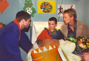 Als Stefan Hauser und sein Sohn Roman nach einem Fahrradunfall in die Sachsenklinik eingeliefert worden sind, stellt man bei den Röntgenbildern des Jungen Auffälligkeiten fest. Es werden Beweise für den Verdacht auf Knochenkrebs gesammelt. Dabei stossen die Ärzte über die Blutgruppe auf ein Geheimnis der Mutter Juliane.