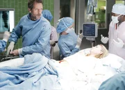 Dr. House im OP: Hugh Laurie als Dr. Gregory House (l.), Mika Boorem als Patientin Hannah Morgenthal.