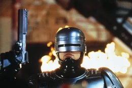 Der RoboCop (Robert John Burke) soll bei der Errichtung einer Zukunftsstadt behilflich sein ...