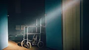 Krankenhausrollstuhl nachts auf einem Flur Krankenhausrollstuhl nachts auf einem Flur