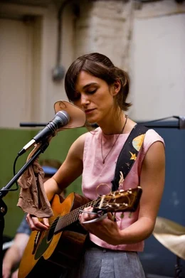Gretta (Keira Knightley)