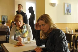 Tines (Theresa Scholze, r.) beste Freundin Wiebke (Annika Ernst , l.) hilft ihr bei dem Rollentausch und macht ihr Mut, den Job in der Redaktion anzunehmen - als Mann. Ungl&uuml;cklicherweise hat Wiebke nicht die leiseste Ahnung, in welch' verzwickte Situationen sich Tine dank ihrer Ratschl&auml;ge bringt ...