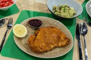 Tagesmotto "Leibgericht": Wiener Schnitzel mit Preiselbeeren und Kernöl-Kartoffelsalat von Paul Dähre