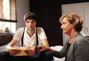 ARD STURM DER LIEBE FOLGE 1392, am Dienstag um 15:10 Uhr im ERSTEN. Geschockt will Konstantin (Moritz Toittel, l.) von seiner Tante Pilar (Aviva Joel, r.) die ganze Wahrheit über seine Vergangenheit wissen.
