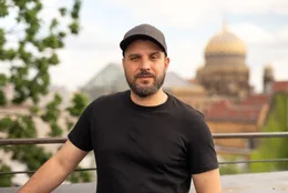 In Israel geboren kommt Ben Salomo als kleiner Junge zusammen mit seinen ukrainisch-ruma?nischen Eltern nach Deutschland. Der Rapper hat sich mittlerweile dem Kampf gegen Antisemitismus verschrieben und geht in Schulen, um dort Aufkl&auml;rungsarbeit zu leisten. Die Lage in Deutschland ist ernst &ndash; so ernst, sagt Salomo, dass er sich immer wieder mit dem Gedanken befasst, Deutschland zu verlassen.