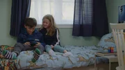 Sigrid (Maria Ross) freut sich, dass Nico (Mikkel Brennhovd) sich mit ihr zusammen ein Video ansieht. Sigrid (Maria Ross) freut sich, dass Nico (Mikkel Brennhovd) sich mit ihr zusammen ein Video ansieht.