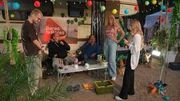 JenNyan (r.) und Faister (l.) treten im Streamergarten in der "Bares für Rares"-Challenge gegeneinander an. Host Starletnova (2.v.r.), Waldi (2.v.l.) und Julian (M.) sind gespannt.