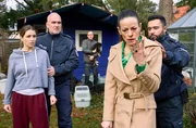 Bei einer Durchsuchung trifft Staatsanwältin Odette Santos (Anne Diemer, zweite von r.) auf den handfesten Widerstand der Bewohnerin Siri Töller (Lea-Marie Pohl, l.), die die Beschlagnahmung ihrer Hunde verhindern will.