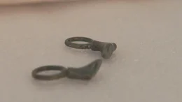 Die traurige Bedeutung der kleinen Umh&auml;nge-Stiefel - sie erz&auml;hlen vom Kampf ums &Uuml;berleben der V&ouml;lker der Eiszeit.