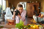 Maja (Kristin Suckow) arbeitet als Foodbloggerin. Doch seit der Geburt ihrer kleinen Tochter Nele kommt sie kaum dazu, denn die Kleine schreit fast unaufhörlich. Maja (Kristin Suckow) arbeitet als Foodbloggerin. Doch seit der Geburt ihrer kleinen Tochter Nele kommt sie kaum dazu, denn die Kleine schreit fast unaufhörlich.