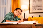Lien (Nui Nguyen) ist zu erschöpft, um sich beim Lernen zu konzentrieren.