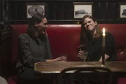 Amy (Suranne Jones, l.) und Kirsten (Rose Leslie, r.) verbringen einen ersten gemeinsamen Abend in einem Pub.