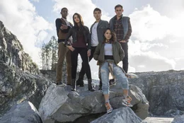 (v.l.n.r.) Billy (RJ Cyler), Kimberly (Naomi Scott), Zack (Ludi Lin), Trini (Becky G), Jason (Dacre Montgomery)