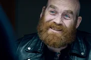 Der Kopf der Motorradgang „Shadow Riders“ (Jón Páll Eyjólfsson) hat vermutlich etwas mit dem Mord an Sveinsson zu tun.