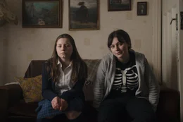 Char (Hazel Doupe, l.) und Suzanne (Jordanne Jones, r.)