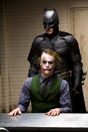 Noch ahnt Batman (Christian Bale, hinten) nicht, dass der Joker (Heath Ledger, vorne) ein echt fieses Ass im &Auml;rmel hat ...