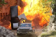 Bei Hiobs Flucht vor der Polizei kommt es zu einer spektakulären Verfolgungsjagd, in dessen Verlauf ein LKW explodiert... Bei Hiobs Flucht vor der Polizei kommt es zu einer spektakulären Verfolgungsjagd, in dessen Verlauf ein LKW explodiert...