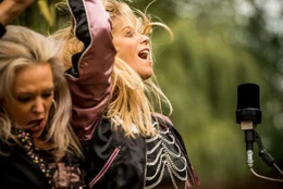 L-R: Joyce (Jayney Klimek), Gretchen (Hilde Dalik).