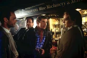 In einem Pub trifft Rebecca (Sophie von Kessel) den jungen Restaurator Joss (Michael Lesch, M.) wieder. Als Eliot (Horst-Günter Marx, l.) dazu stößt, ahnt sie nicht, dass es sich hier um ihren Cousin handelt (hier mit Wolfgang Bathke). In einem Pub trifft Rebecca (Sophie von Kessel) den jungen Restaurator Joss (Michael Lesch, M.) wieder. Als Eliot (Horst-Günter Marx, l.) dazu stößt, ahnt sie nicht, dass es sich hier um ihren Cousin handelt (hier mit Wolfgang Bathke).
