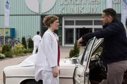 Elly Winters (Juliane Fisch, l.) — Patient Till Danner will sich nun doch am Hirn operieren lassen. Elly befürchtet, dass er das nur tut, weil er in sie verliebt ist und ist verunsichert. Dr. Moreau (Mike Adler, r.) ist von Ellys Sorge genervt; er will und wird operieren.