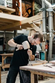 Nach abgebrochenem Studium beginnt Arthur (23) eine Ausbildung in einer Schreinerei, die ihm Freude, Kraft und Motivation bringt. Nach abgebrochenem Studium beginnt Arthur (23) eine Ausbildung in einer Schreinerei, die ihm Freude, Kraft und Motivation bringt.