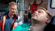 Dr. Haase (Fabian Harloff, l.) macht sich Sorgen um seinen Patienten Peter Jüllich (David Korbmann, r.). Er wurde bewusstlos in einem Labor gefunden.