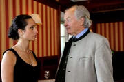 Sarah (Stephanie Stumph, l.) wundert sich über Herbrechters (Michael König, r.) Interesse am Fall des Vermissten Thomas Wieser.