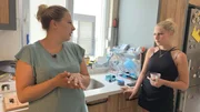 Sarafina (li.) im Gespräch mit Schwester Loredana