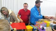 Die Trödelprofis Otto Schulte und Sükrü Pehlivan mit Jenny auf dem Kinderflohmarkt
