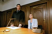 Falk (Fritz Karl, l.) plädiert auf Freispruch für Susanne Diehl (Dana Golombek, r.)