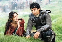 L-R: Guinevere (Keira Knightley), Arthur (Clive Owen).