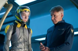 In einer futuristischen Welt ist die Erde dauerhaft von Aliens bedroht. Schon Kinder werden ausgebildet zum Krieger, auch weil sie dazu neigen, ungew&ouml;hnliche Wege in extremen Situationen zu gehen. F&uuml;r den Ausbilder Colonel Hyrum Graff (Harrison Ford, r.) gibt es nur einen, der die Welt retten k&ouml;nnte: der junge Andrew Ender Wiggin (Asa Butterfield, l.) ...