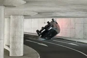 Ronnie flieht mit dem Van der Gangster, wird beschossen und verliert die Kontrolle über den Wagen.