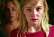 Die Chorleiterin Bodil Jensen (Lia Boysen) erpresst ihre Sängerin Lina (Sofia Pekkari).