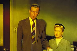 Der Mord an Louis Bernard zeigt Dr. McKenna (James Stewart, l.), dass ein internationaler Komplott die Finger im Spiel hat. Schlie&szlig;lich reist das Ehepaar (Doris Day, r.) von Nordafrika nach London, weil alles daf&uuml;r spricht, dass man das Kind dorthin gebracht hat.