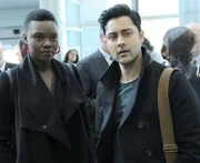Dr. Mina Okafor (Shaunette Ren&eacute;e Wilson, l.); Dr. Devon Pravesh (Manish Dayal, r.)